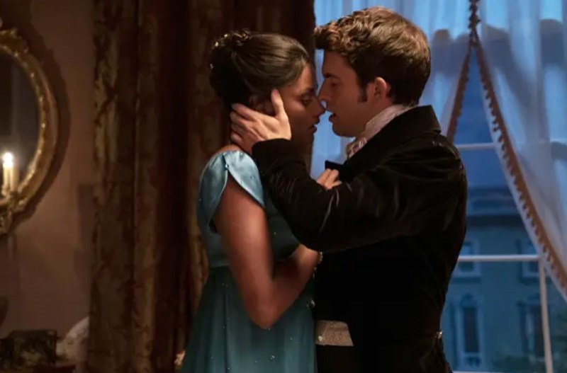 Simone Ashley i Jonathan Bailey u Bridgertonu