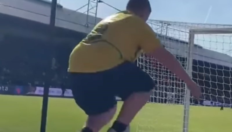 Ovaj majstor je odlučio uskočiti na teren, snimka je u trenu obišla čitav svijet