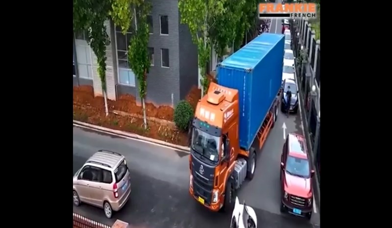 Tip je s ogromnim kamionom morao skrenuti u maloj ulici, ljudi ne vjeruju što je izveo