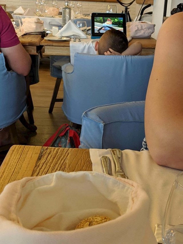 Došli su u fini restoran, dijete gleda crtić na 100% glasnoće