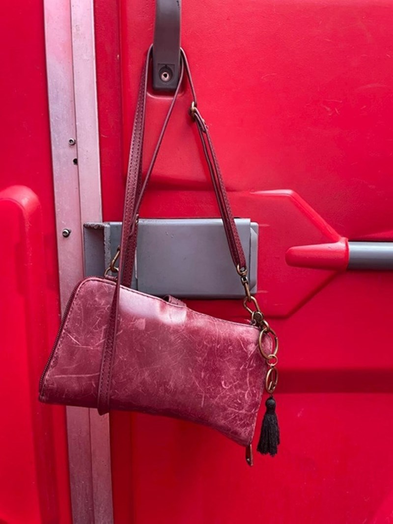 Ako u javnom WC nema vješalica, možete torbu odložiti na ovaj način za kvaku i onda je njenim remenom zakačiti da se ne vuče po podu