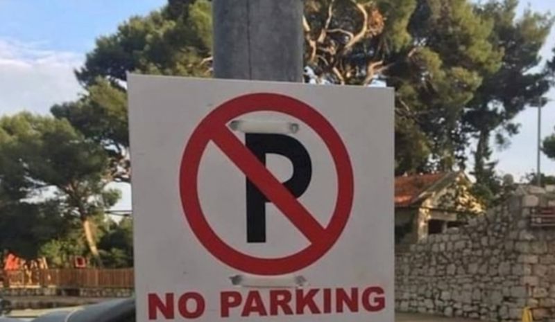Dalmatinac je zabranio parking na svojoj zemlji, svi umiru od smijeha zbog dodatka koji je napisao