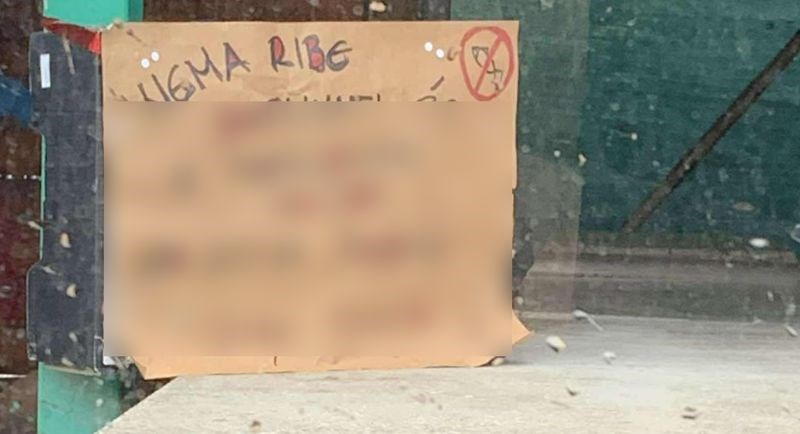 Na ribarnici na Murteru osvanula je iskrena poruka zašto nema ribe, ljudi su oduševljeni