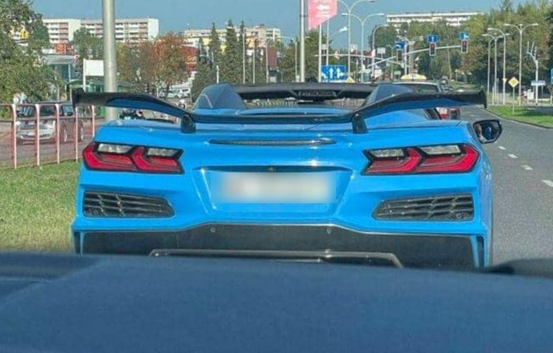 Tip je kupio luksuzni auto i tablicama svima poručio kako je zaradio za njega, fotka je hit