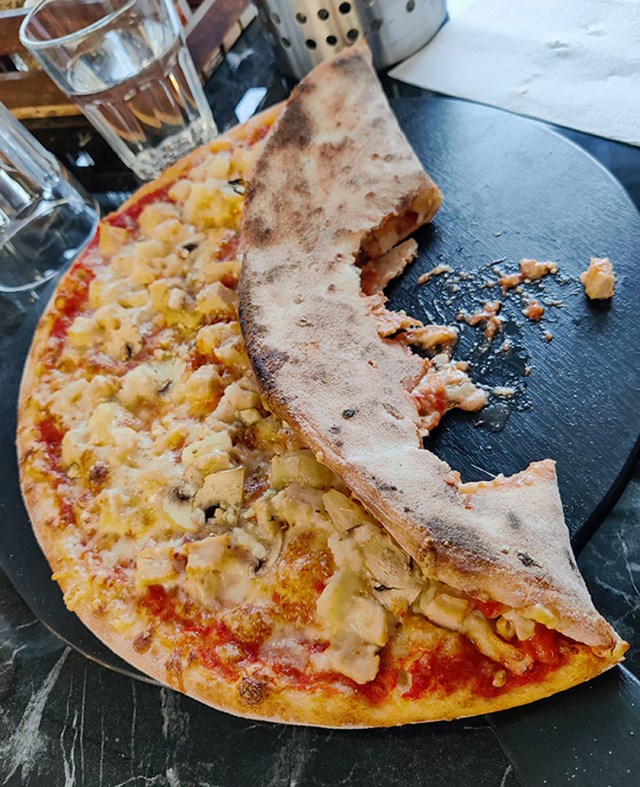 Ovako jede pizzu