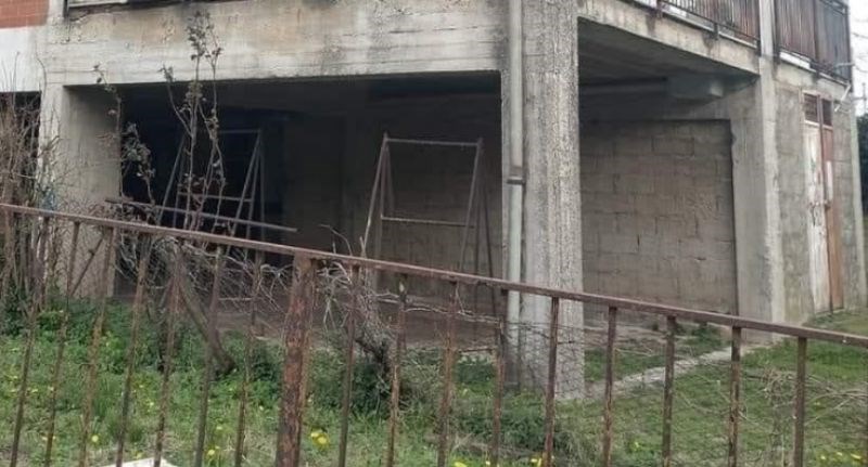 Tip je na balkon stavio nešto potpuno bizarno, nikome nije jasno kako je ovo uspio podići!