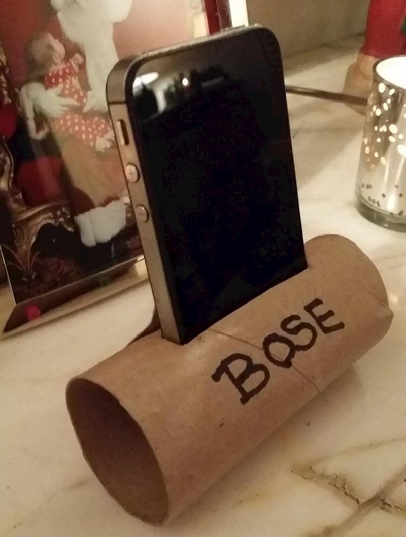 Moja punica je postala maher na YouTubeu pa stalno gleda DIY videa.. Tako je naučila kako napraviti zvučnik od toaletnog papira i eto mog rođendanskog poklona