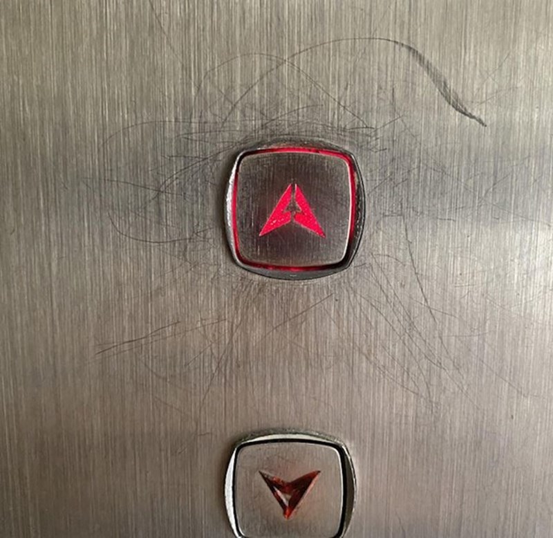 Ovako izgleda kad ljudi godinama pokušavaju ključem pritisnuti gumb u dizalu