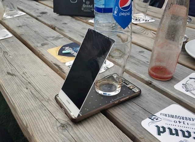 "Lik je došao sa svojim iPhoneom, puklo mu je staklo i mislio da je ga može "oguliti" i tako se pukotina više ne bi primijetila..."