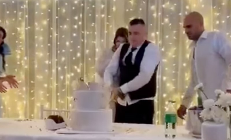 Mladoženja iz Srbije s mučio s rezanjem torte, mlada je ostala u šoku kad je kum odlučio pomoći