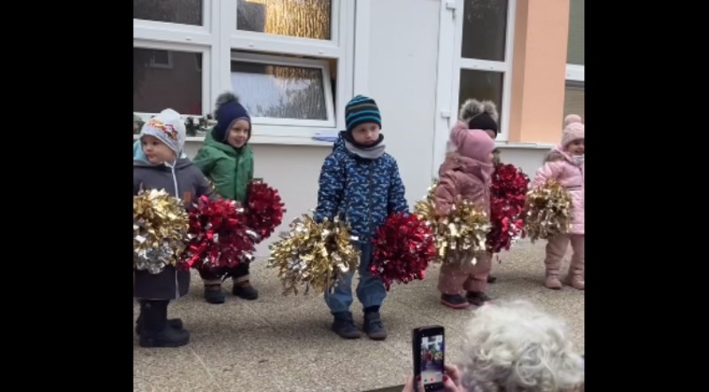 Maleni dječak na božićnoj predstavi trenutno je najveći hit na internetu, ovo ne želite propustiti!