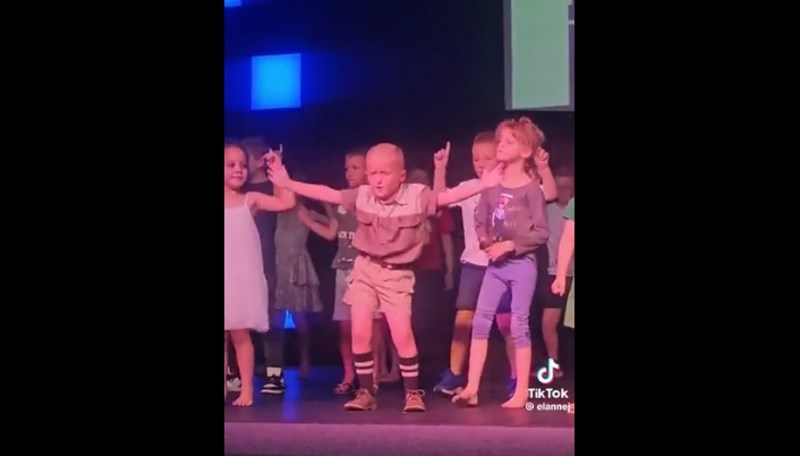 Klinac je došao na školsku priredbu i ušao u legendu! Ovu snimku trenutno gledaju milijuni ljudi