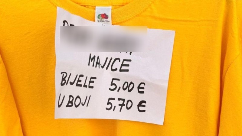 Na štandu u Dalmaciji prodaju se obične majice, svi umiru od smijeha kad vide naziv