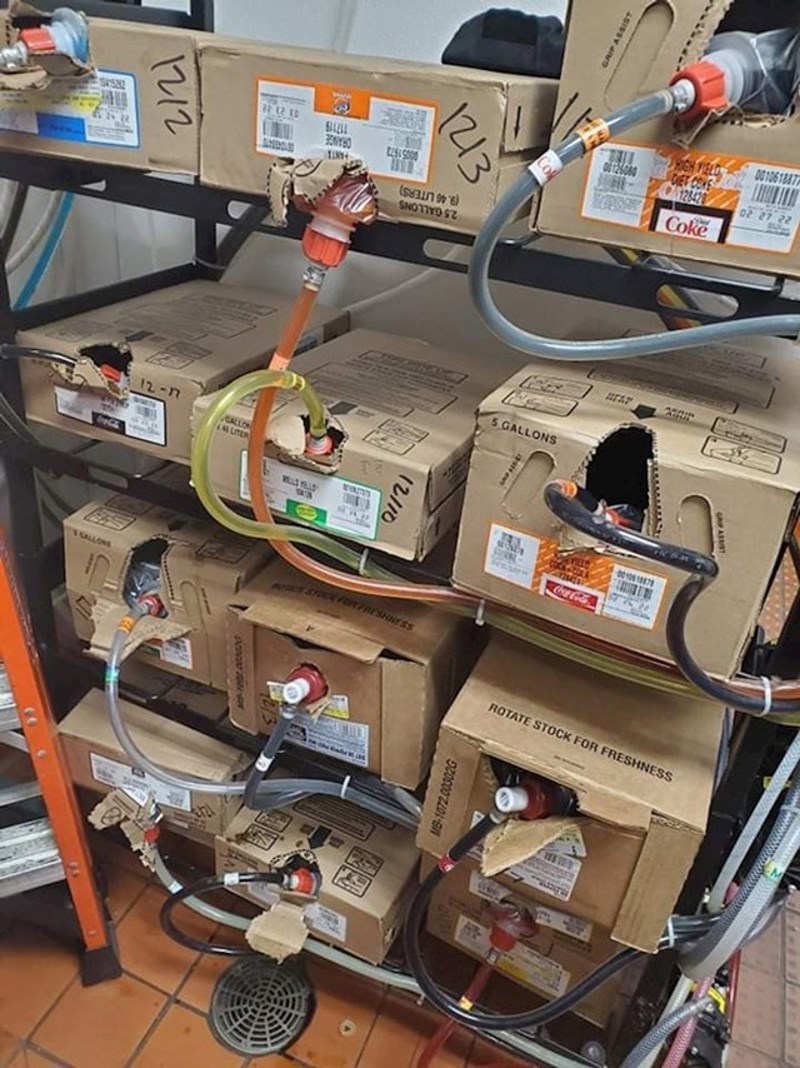 Ovako izgleda stražni pogled na spremnike sokova i slushyja