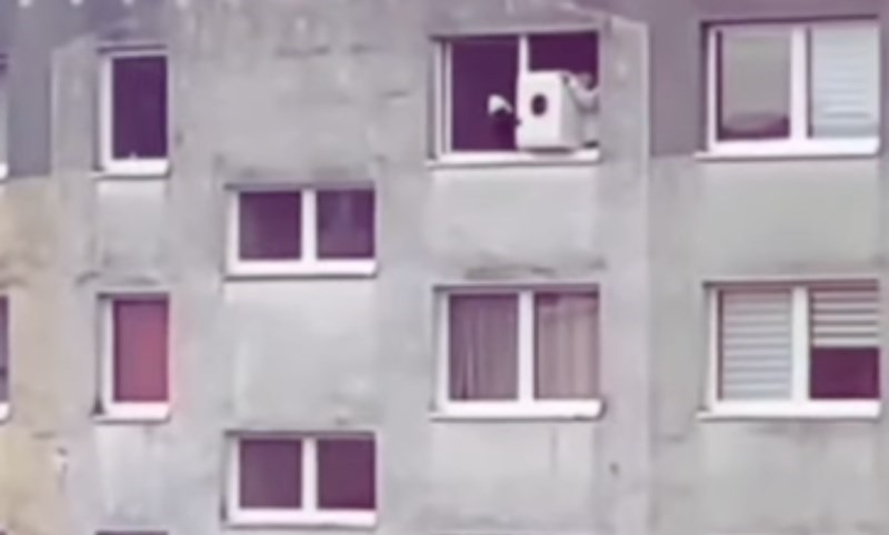 Video od milijun pregleda. Pogledajte kako su ovi majstori spustili veš mašinu sa petog kata zgrade