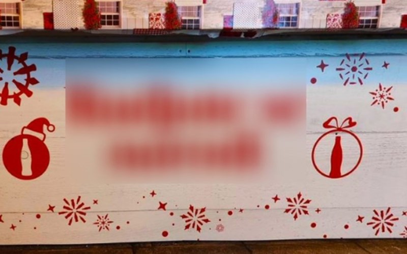 Svi se smiju natpisu na jednoj adventskoj kućici, je li moguće da ovo nitko nije primijetio?