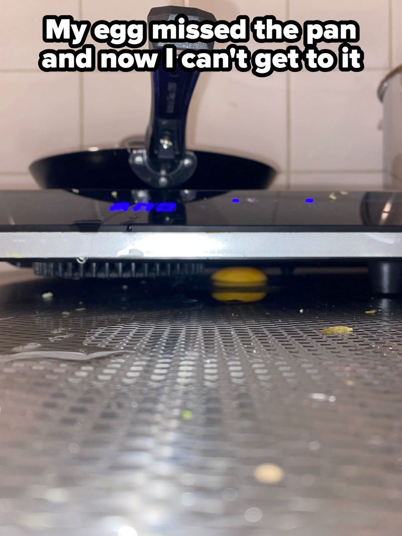 Promašio je tavu i jaje mu je zapelo ispod