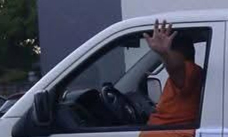 Tip iz Zagreba ima najbolju reklamu na kombiju ikad, apsolutno svi mu sviraju kad ga vide