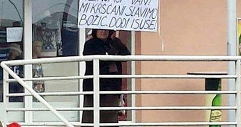 Prolaznici u čudu gledali gospođu koja je natpisom izrazila što je najviše smeta oko Božića