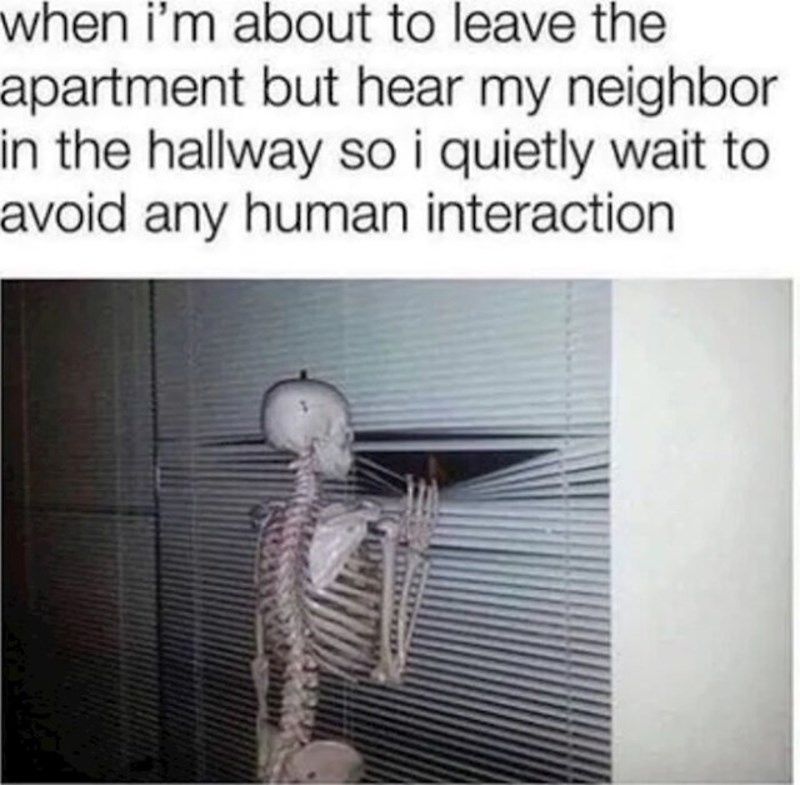 Ja dok izlazim vani pa čujem da i susjed otvaram vrata