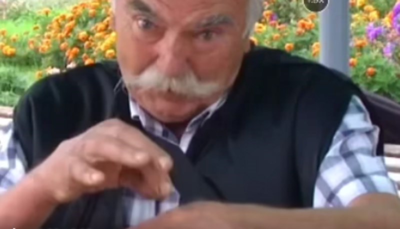 Tip iz Srbije je objašnjavao što napraviti nakon uboda pčele, svu pažnju je uzela scena u pozadini