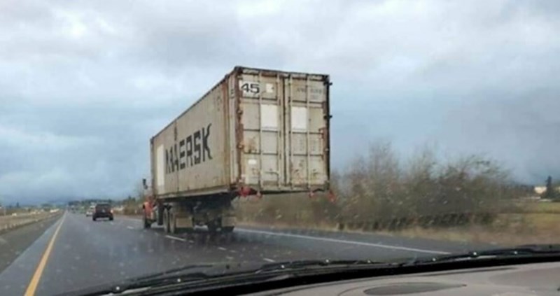 Ljudi dijele fotke najluđih stvari koje su vidjeli na cestama. Evo 12 primjera