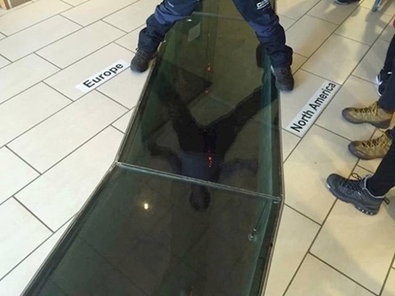 Na Islandu postoje mjesta na kojima možete istovremeno stajati na sjevernoameričkoj i europskoj tektonskoj ploči. Ovaj rascjep nastao je zbog potresa.