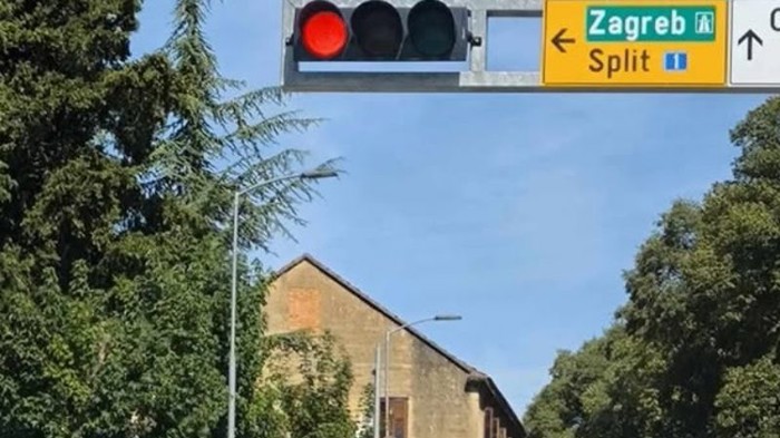 Na raskrižju u Sinju snimljena je nevjerojatna scena, neki vozači su se zaustavljali i pljeskali