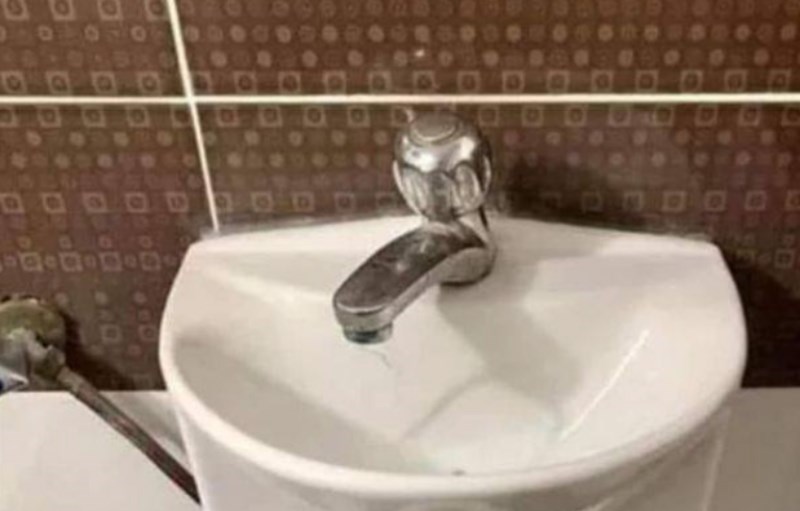 Fotka iz jednog WC-a u Srbiji oduševila je ekipu, morate vidjeti čemu služi ovaj umivaonik