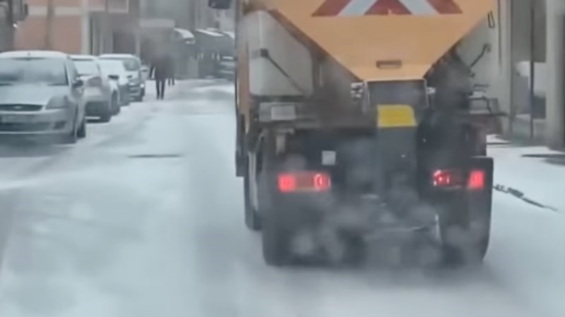 U Srbiji je snimljeno najluđe vozilo zimske službe u povijesti, ovo je nešto nedoživljeno!
