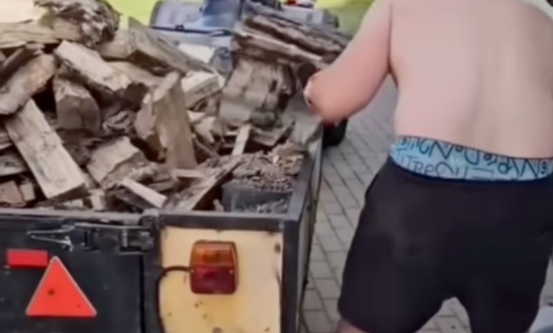 Otac mu je rekao da što prije ubaci drva u kuću, internet umire od smijeha zbog toga kako se snašao