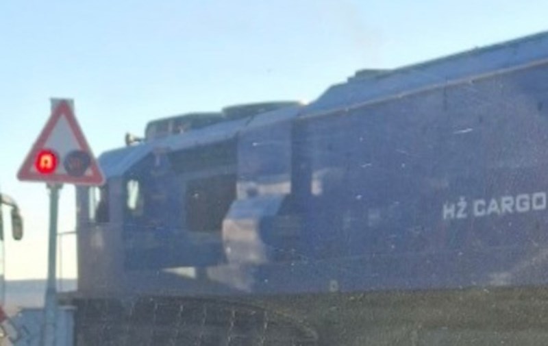 Scena iz Hrvatske šokirala je regiju, ljudi ne vjeruju što je vozač autobusa napravio ispred vlaka