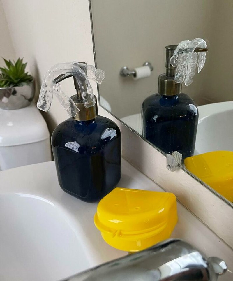 Ostavila je svoj retainer za zube ovako