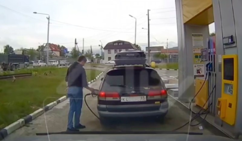 Tip je odlučio provjeriti što se dogodi kad zapališ upaljač na benzinskoj, pogledajte snimku