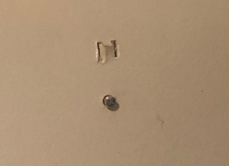 Danas smo shatili da detektor plina cijelo vrijeme dok smo tu živjeli nije imao baterije i da je bio uključen u dvije rupe u zidu koje je moj stanodavac izrezbario