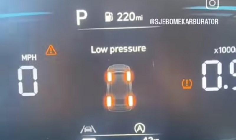 Djevojci se upalilo upozorenje na prenizak tlak u gumama, oduševit će vas kako je riješila problem