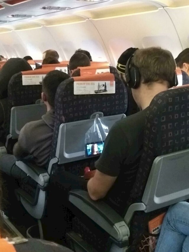 Stavio je mob u prozirnu vrećicu da ga ne mora držati dok gleda film u avionu