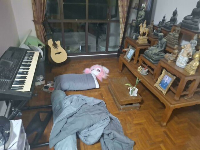 Soba s figuricama i gitarom