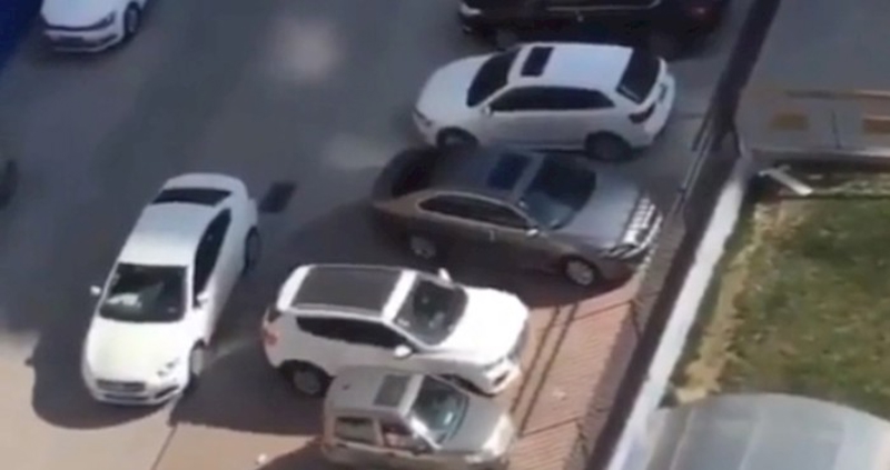 Netko ga je blokirao na parkingu, internet je oduševljen načinom na koji se izvukao