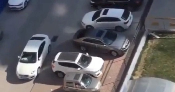 Netko ga je blokirao na parkingu, internet je oduševljen načinom na koji se izvukao
