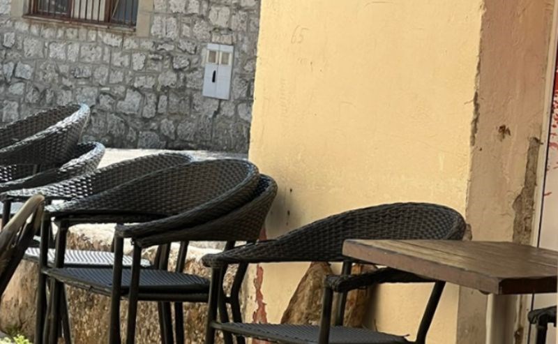 Ovo je fotka kafića u Dalmaciji, sve je oduševio detalj ispod stolice