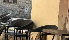 Ovo je fotka kafića u Dalmaciji, sve je oduševio detalj ispod stolice