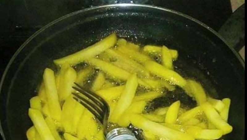 Djevojka je smislila savršen način kako napraviti pomfri bez da se opečeš, ovo svi imate kod kuće