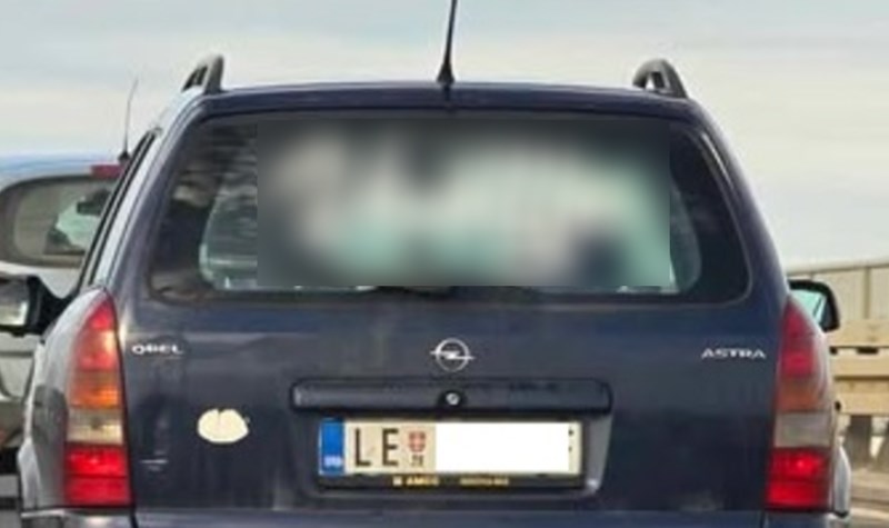 Srbin je na svoj Opel stavio urnebesan natpis, sad definitivno svi znaju čiji je auto