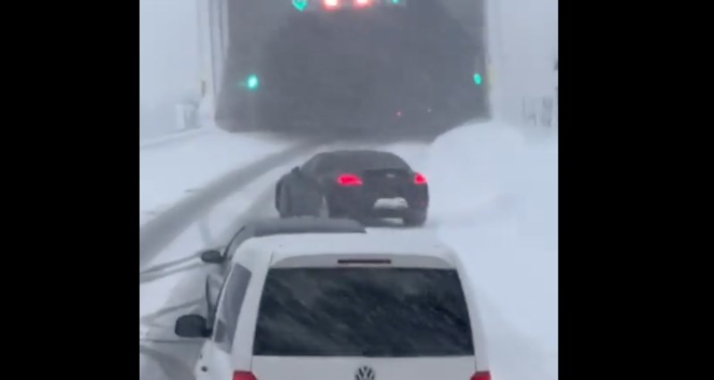 Majstor u Porscheu je odlučio s ljetnim gumama otići do Zagreba, pogledajte kako je to završilo