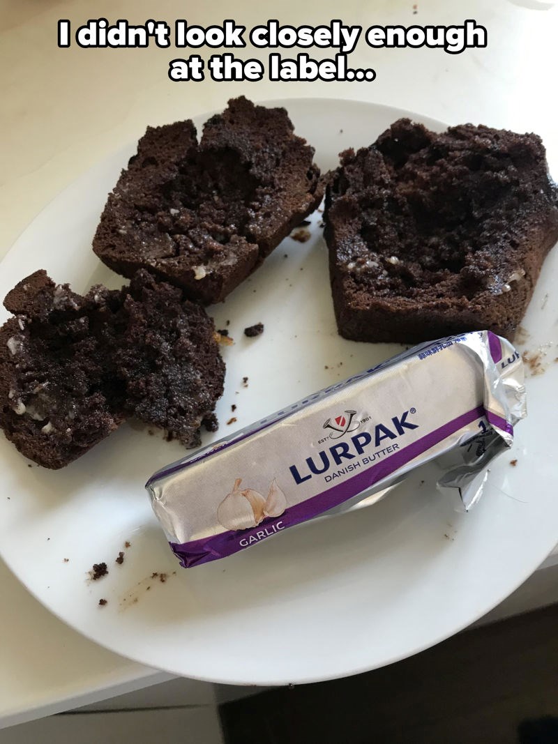 Kupila je muffine s češnjakom :D