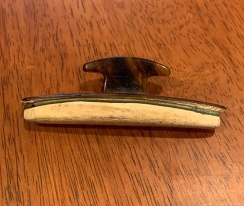 3. "'Pronašla sam ovo u ladici ispod kreveta. Čini se da je donji dio od brušene kože/meke kože, ali nemam pojma što je to."