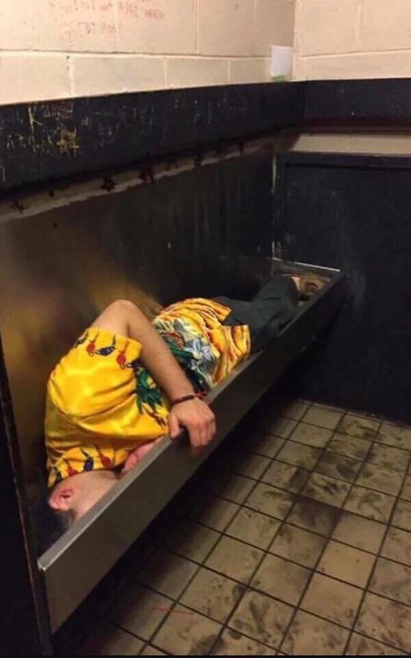 14. Toliko je popio da nije ni znao gdje leži...