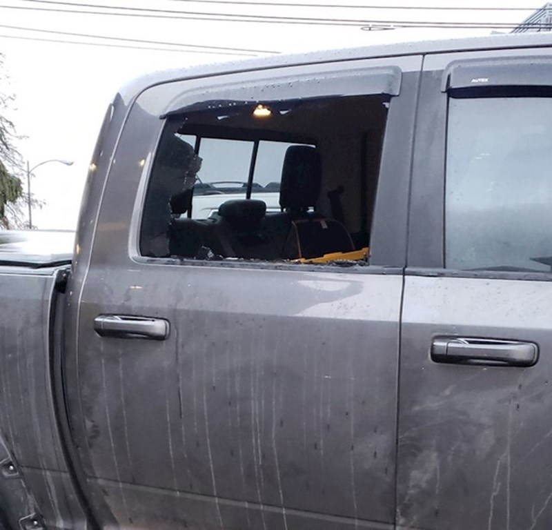 Slučajni prolaznik mi je iz čista mira skateboardom razbio prozor