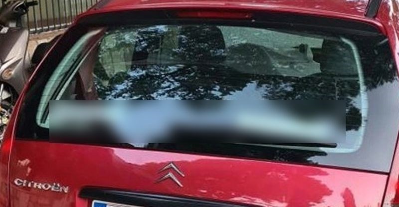 Vozačica je na zadnjem staklu napisala vrlo zanimljivu poruku, posebno se svidjela muškarcima